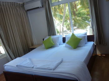 Hotel Batuta Maldives Surf View à Thulusdhoo Extérieur photo