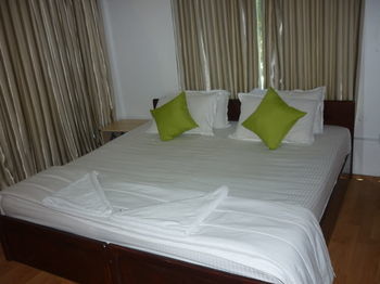 Hotel Batuta Maldives Surf View à Thulusdhoo Extérieur photo